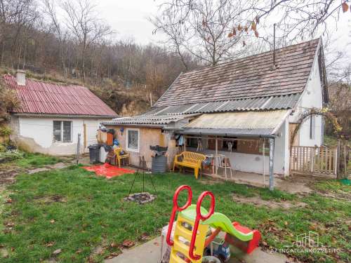 Kölesd,Hunyadi u.26. - 2 szobás kis ház nagy telekkel, erdővel 9.9 M Ft
