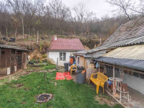 Kölesd,Hunyadi u.26. - 2 szobás kis ház nagy telekkel, erdővel 9.9 M Ft