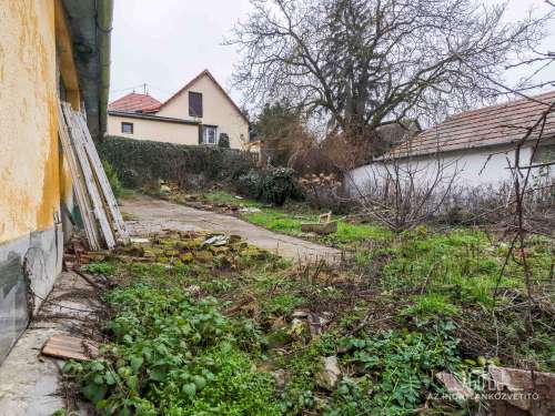 SZEKSZÁRD, BARTINA UTCA 59/B. - felújítandó ház vagy építési telek?