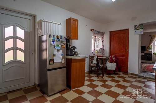 Simontornya, Dr. Kovács Nándor utca, felújított 2 szobás