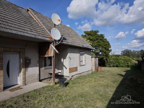 Tolna-Mözs, Szent István utca, azonnal birtokba vehető 110 m2-es családiház