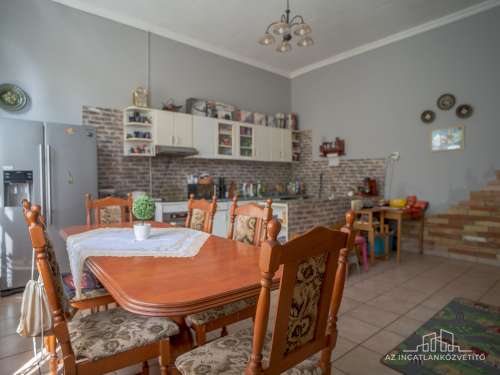 Szekszárd, Ózsák puszta, 1 kúria, 9 szoba 246 m2 lakrész