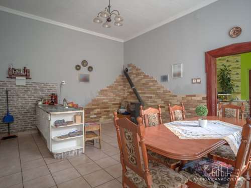 Szekszárd, Ózsák puszta, 1 kúria, 9 szoba 246 m2 lakrész