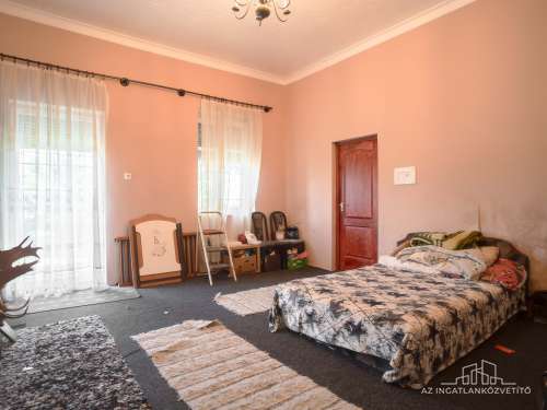 Szekszárd, Ózsák puszta, 1 kúria, 9 szoba 246 m2 lakrész