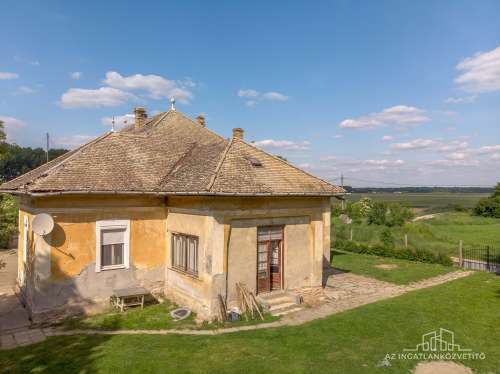 Szekszárd, Ózsák puszta, 1 kúria, 9 szoba 246 m2 lakrész