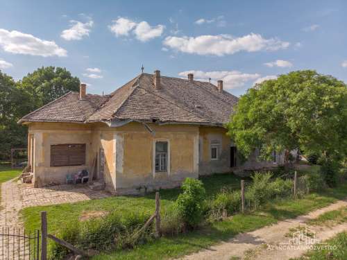 Szekszárd, Ózsák puszta, 1 kúria, 9 szoba 246 m2 lakrész