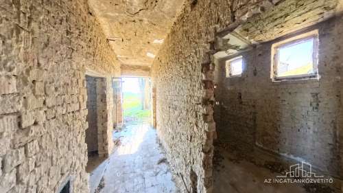 Tolna, 3512 m2 iparterületen 255 m2 földalatti pince, plusz 206 m2 kiszolgálóhelyiségek