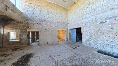 Tolna, 3512 m2 iparterületen 255 m2 földalatti pince, plusz 206 m2 kiszolgálóhelyiségek