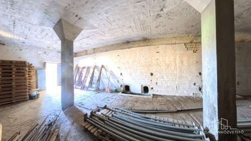 Tolna, 3512 m2 iparterületen 255 m2 földalatti pince, plusz 206 m2 kiszolgálóhelyiségek