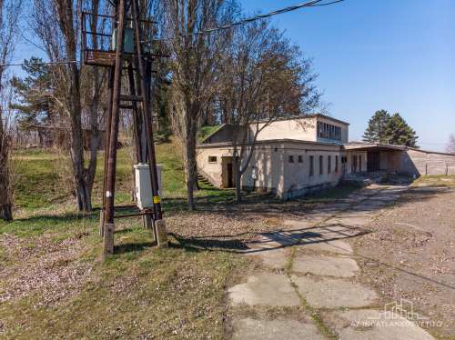 Tolna, 3512 m2 iparterületen 255 m2 földalatti pince, plusz 206 m2 kiszolgálóhelyiségek