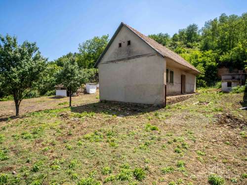 Cikó, Hársfa utca 4030 m2 telek közművekkel, épülettel. Lakni csodás, befektetésnek megtérülő