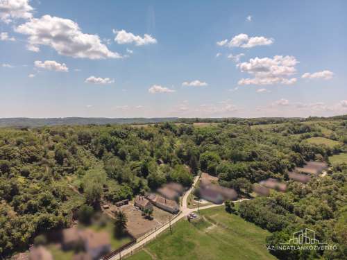 Cikó, Hársfa utca 4030 m2 telek közművekkel, épülettel. Lakni csodás, befektetésnek megtérülő