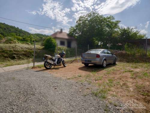 Szekszárd, Árnyék dűlő, felújított, azonnal birtokba vehető, lakható zártkerti ingatlan panorámás telken
