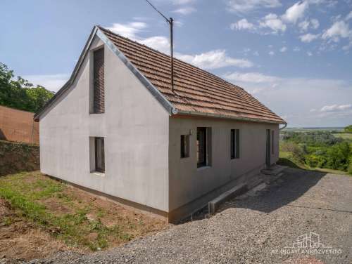 Szekszárd, Árnyék dűlő, felújított, azonnal birtokba vehető, lakható zártkerti ingatlan panorámás telken
