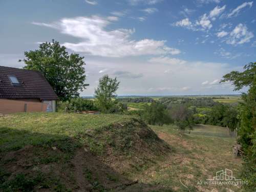 Szekszárd, Árnyék dűlő, felújított, azonnal birtokba vehető, lakható zártkerti ingatlan panorámás telken