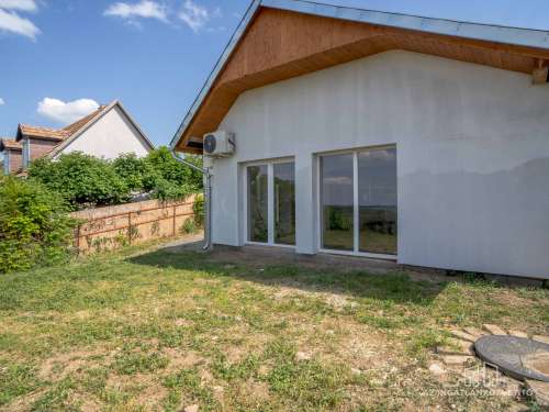 Szekszárd, Árnyék dűlő, felújított, azonnal birtokba vehető, lakható zártkerti ingatlan panorámás telken