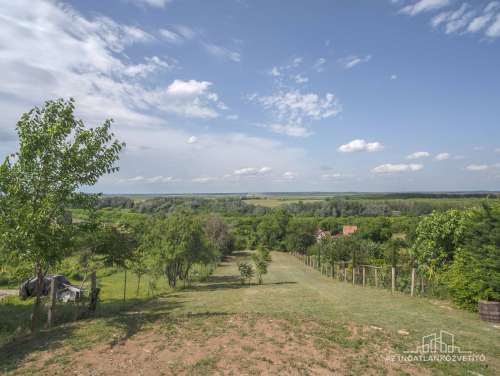 Szekszárd, Árnyék dűlő, felújított, azonnal birtokba vehető, lakható zártkerti ingatlan panorámás telken