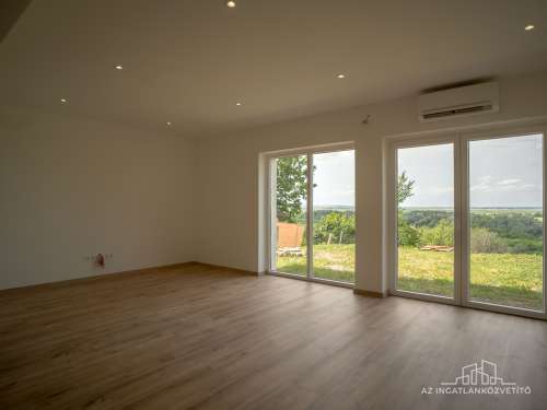Szekszárd, Árnyék dűlő, felújított, azonnal birtokba vehető, lakható zártkerti ingatlan panorámás telken
