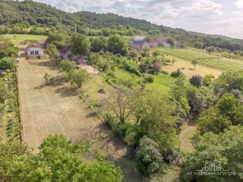 Szekszárd, Árnyék dűlő, felújított, azonnal birtokba vehető, lakható zártkerti ingatlan panorámás telken