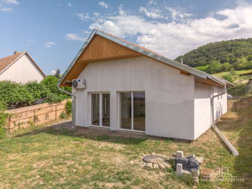 Szekszárd, Árnyék dűlő, felújított, azonnal birtokba vehető, lakható zártkerti ingatlan panorámás telken