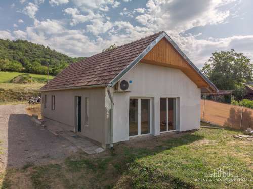 Szekszárd, Árnyék dűlő, felújított, azonnal birtokba vehető, lakható zártkerti ingatlan panorámás telken