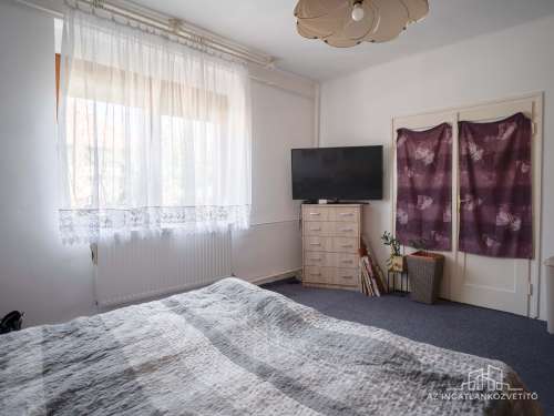 Tolna, Újrétisor utca, felújított 100 m2-es, 2 lakrészes családi ház