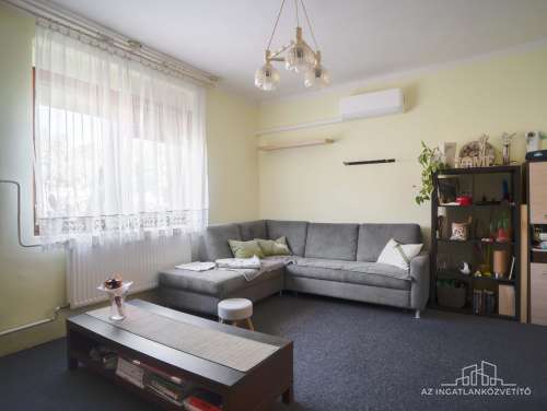 Tolna, Újrétisor utca, felújított 100 m2-es, 2 lakrészes családi ház