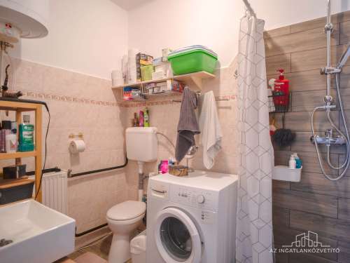 Tolna, Újrétisor utca, felújított 100 m2-es, 2 lakrészes családi ház
