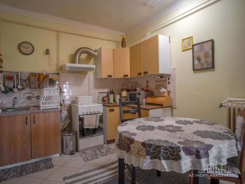 Tolna, Újrétisor utca, felújított 100 m2-es, 2 lakrészes családi ház