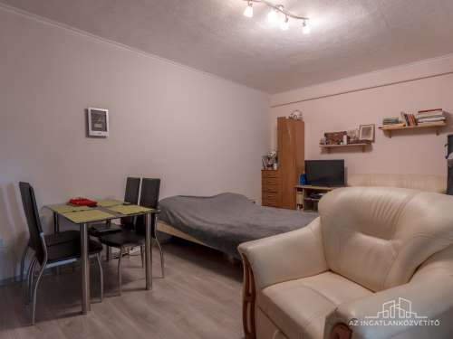 Szekszárd, Erkel F. u. 8. - földszinti 2 szobás, részben felújított lakás