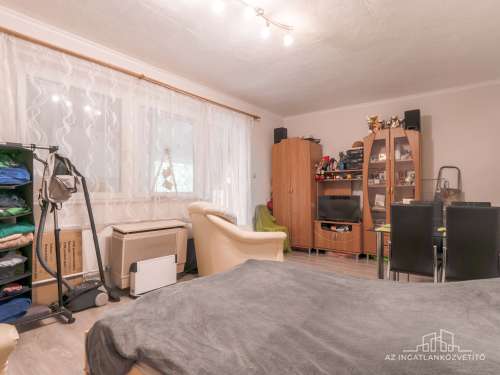 Szekszárd, Erkel F. u. 8. - földszinti 2 szobás, részben felújított lakás