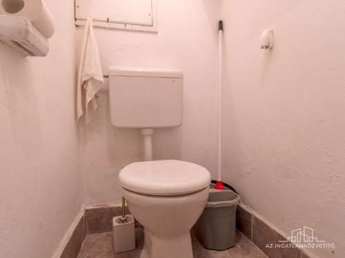 Szekszárd, Erkel F. u. 8. - földszinti 2 szobás, részben felújított lakás