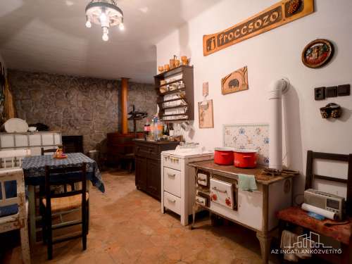 Bátaszék Kövesd (puszta) Présház „izgalmas” 2586 m2 telken