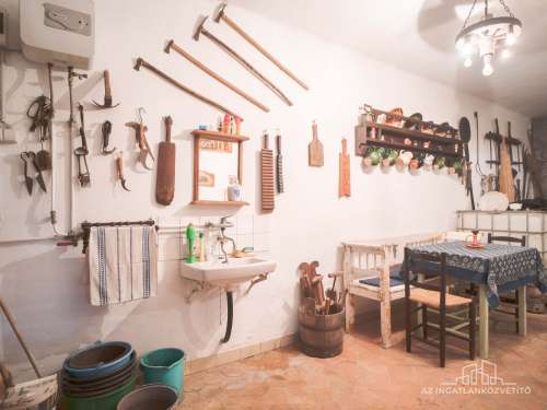 Bátaszék Kövesd (puszta) Présház „izgalmas” 2586 m2 telken