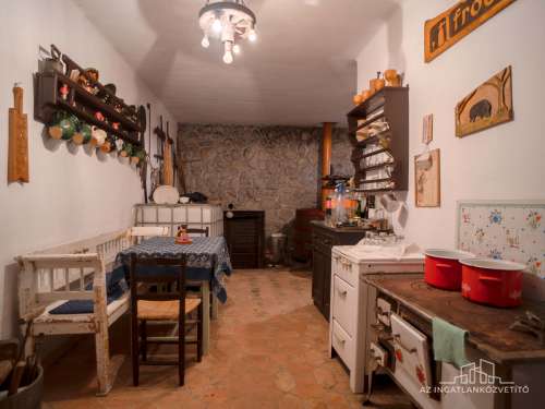 Bátaszék Kövesd (puszta) Présház „izgalmas” 2586 m2 telken