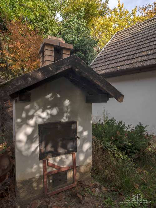 Bátaszék Kövesd (puszta) Présház „izgalmas” 2586 m2 telken