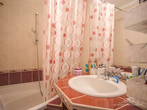 Szekszárd, Béri B. Á. utca 77., 3. emeleti egyedien átalakított lakás