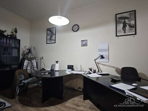 Bátaszék, Budai utca, 414 m2-es üzem 1122 m2-es telken