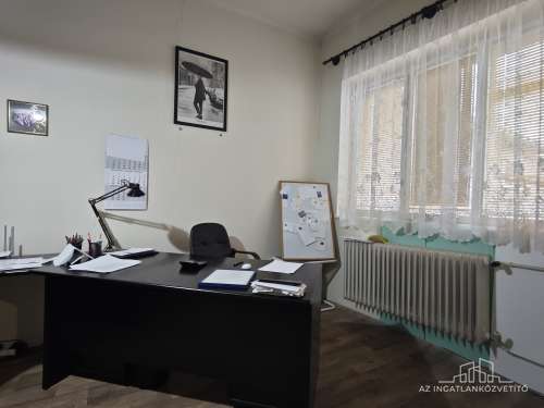 Bátaszék, Budai utca, 414 m2-es üzem 1122 m2-es telken