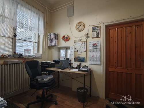 Bátaszék, Budai utca, 414 m2-es üzem 1122 m2-es telken