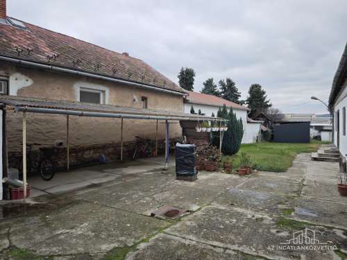 Bátaszék, Budai utca, 414 m2-es üzem 1122 m2-es telken