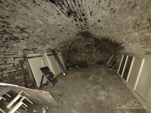 Bátaszék, Budai utca, 414 m2-es üzem 1122 m2-es telken