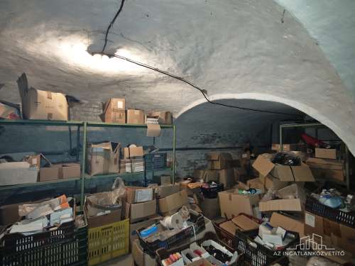 Bátaszék, Budai utca, 414 m2-es üzem 1122 m2-es telken