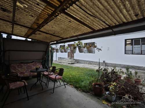 Bátaszék, Budai utca, 414 m2-es üzem 1122 m2-es telken