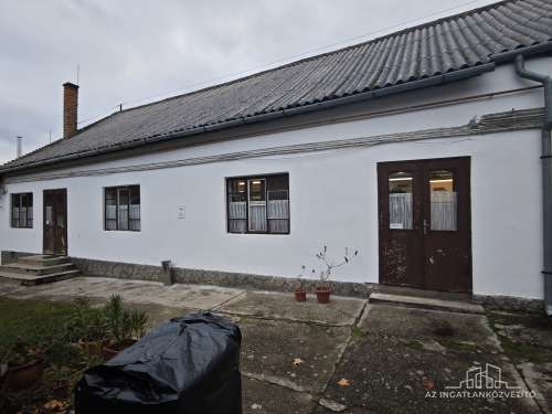 Bátaszék, Budai utca, 414 m2-es üzem 1122 m2-es telken