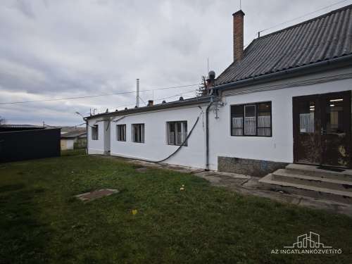 Bátaszék, Budai utca, 414 m2-es üzem 1122 m2-es telken