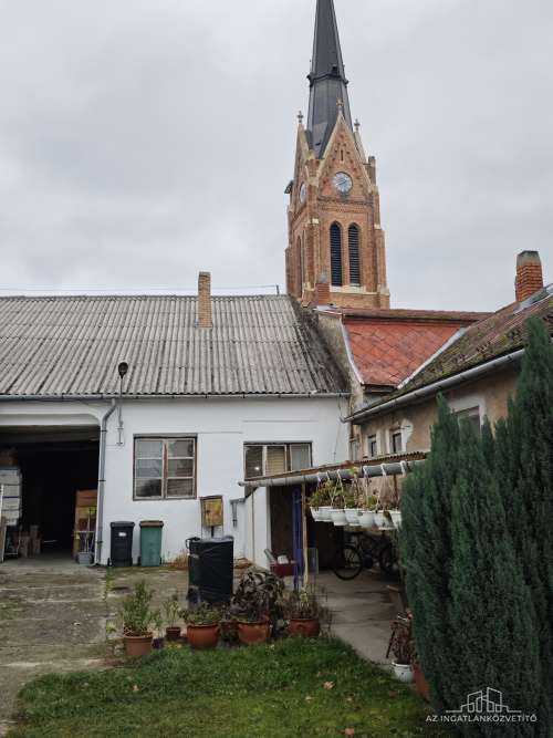 Bátaszék, Budai utca, 414 m2-es üzem 1122 m2-es telken