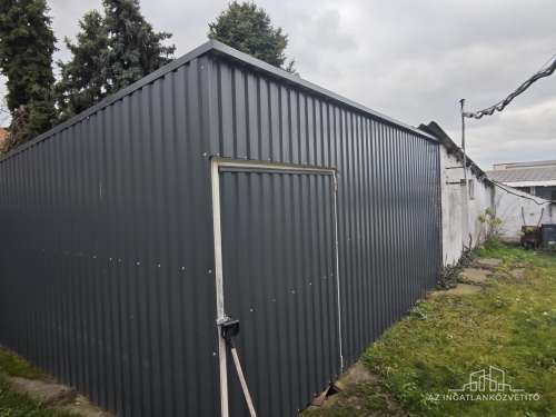 Bátaszék, Budai utca, 414 m2-es üzem 1122 m2-es telken