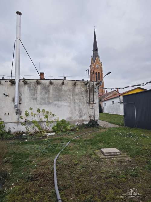 Bátaszék, Budai utca, 414 m2-es üzem 1122 m2-es telken