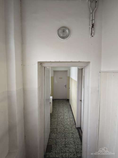 Bátaszék, Budai utca, 414 m2-es üzem 1122 m2-es telken